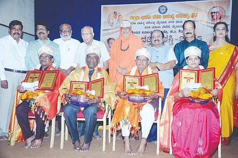 ಅಖಿಲ ಭಾರತ ಶರಣ ಸಾಹಿತ್ಯ ಪರಿಷತ್ತಿನಿಂದ ನಗರದಲ್ಲಿ ಆಯೋಜಿಸಿದ್ದ ಕಾರ್ಯಕ್ರಮದಲ್ಲಿ ಶರಣ ದತ್ತಿ ಪ್ರಶಸ್ತಿ ಪ್ರದಾನ ಮಾಡಲಾಯಿತು. ಶ್ರೀಶಿವರಾತ್ರಿ ದೇಶಿಕೇಂದ್ರ ಸ್ವಾಮೀಜಿ, ಡಾ.ಸಿಪಿಕೆ, ಡಾ.ಸಿ.ಸೋಮಶೇಖರ, ಪ್ರೊ.ಬಿ.ಜಯಪ್ರಕಾಶ್‌ಗೌಡ, ಮಡ್ಡೀಕೆರೆ ಗೋಪಾಲ್, ಜಯಪ್ಪ ಹೊನ್ನಾಳಿ, ಹೆಳವರಹುಂಡಿ ಸಿದ್ದಪ್ಪ ಇದ್ದರು.