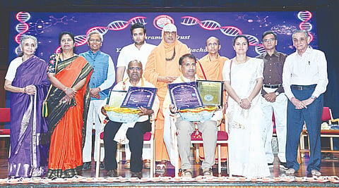 ನಗರದ ಜೆಎಸ್‌ಎಸ್ ಫಾರ್ಮಸಿ ಕಾಲೇಜಿನ ಶ್ರೀ ರಾಜೇಂದ್ರ ಸಭಾಂಗಣದಲ್ಲಿ ಶುಕ್ರವಾರ ಮೈಸೂರು ವಿವಿ ಪ್ರೊ. ಕೆಂಪರಾಜು, ಪ್ರೊ. ಕೆಸ್ತೂರು ಎಸ್. ಗಿರೀಶ್ ಅವರಿಗೆ ಭ್ರಮರ ಪ್ರಶಸ್ತಿಯನ್ನು ಪ್ರದಾನ ಮಾಡಲಾಯಿತು. ಶ್ರೀ ಶಿವರಾತ್ರಿ ದೇಶಿಕೇಂದ್ರ ಸ್ವಾಮೀಜಿ, ಕೆ. ವಿಜಯರಾಘವನ್, ಯದುವೀರ್, ಯುಕ್ತೇಶಾನಂದಜೀ ಇದ್ದರು.