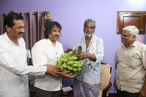 ಸಾಹಿತಿ ದೇವನೂರ ಮಹಾದೇವ ಅವರ ನಿವಾಸಕ್ಕೆ ಶನಿವಾರ ಶಿಕ್ಷಣ ಸಚಿವ ಮಧು ಬಂಗಾರಪ್ಪ ಭೇಟಿ