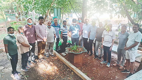 ವಿಜಯನಗರ 1ನೇ ಹಂತದಲ್ಲಿರುವ ಯೋಗ ನರಸಿಂಹಸ್ವಾಮಿ ದೇವಸ್ಥಾನದ ಮುಂಭಾಗದ ಸ್ಕ್ವೆರಿಲ್ ಪಾರ್ಕ್‌ನ ಸ್ವಚ್ಛತಾ ಕಾರ್ಯದಲ್ಲಿ ಭಾಗವಹಿಸಿದ್ದ ಸಾರ್ವಜನಿಕರು.