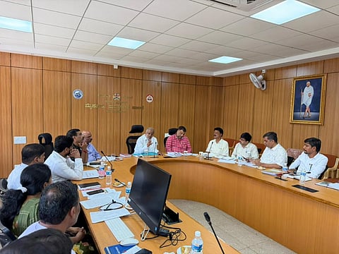 ನಗರಪಾಲಿಕೆ ವಲಯ ಮೂರರ ಕಚೇರಿ ಸಭಾಂಗಣದಲ್ಲಿ ಸೋಮವಾರ ಆಯೋಜಿಸಿದ ಸಭೆಯಲ್ಲಿ ಶಾಸಕ ಜಿ.ಟಿ.ದೇವೇಗೌಡ ಮಾತನಾಡಿದರು. ಶ್ರೀನಿವಾಸ್, ಇಕ್ಬಾಲ್ ಆಸಿಫ್, ಸಂದೀಪ್, ಬಿ.ಎನ್.ಚಂದ್ರಶೇಖರ್ ಇದ್ದರು.