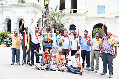  ಶ್ರೀರಾಮಮಂದಿರದಲ್ಲಿ ನಡೆದಿದೆ ಎನ್ನಲಾದ ಭ್ರಷ್ಟಾಚಾರದ ಬಗ್ಗೆ ಸಿಬಿಐ ತನಿಖೆಗೆ ಆಗ್ರಹಿಸಿ ಮೈಸೂರು ಕನ್ನಡ ವೇದಿಕೆಯಿಂದ ನಗರದಲ್ಲಿ ಪ್ರತಿಭಟನೆ ನಡೆಯಿತು. ಎಸ್.ಬಾಲಕೃಷ್ಣ,  ನಾಲಾಬೀದಿ ರವಿ, ಬೋಗಾದಿ ಸಿದ್ದೇಗೌಡ, ಗೋಪಿ, ಪ್ಯಾಲೆಸ್ ಬಾಬು ಇತರರು ಇದ್ದರು.
