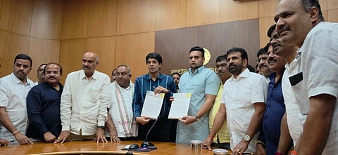 ಸಂಸದ ಯದುವೀರ ಕೃಷ್ಣದತ್ತ ಚಾಮರಾಜ ಒಡೆಯರ್ ನೇತೃತ್ವದಲ್ಲಿ ಬಿಜೆಪಿ ನಿಯೋಗ ಎಸ್‌ಐಆರ್ ವಿಚಾರವಾಗಿ ಸೋಮವಾರ ಜಿಲ್ಲಾಧಿಕಾರಿ ಜಿ.ಲಕ್ಷ್ಮೀಕಾಂತರೆಡ್ಡಿಗೆ ದೂರು ಸಲ್ಲಿಸಿದರು. ಶಾಸಕ ಟಿ.ಎಸ್.ಶ್ರೀವತ್ಸ, ವಿಧಾನ ಪರಿಷತ್ ಸದಸ್ಯ ಆರ್.ರಘು, ಬಿಜೆಪಿ ಗ್ರಾಮಾಂತರ ಅಧ್ಯಕ್ಷ ಕುಂಬ್ರಳ್ಳಿ ಸುಬ್ಬಣ್ಣ, ನಗರಾಧ್ಯಕ್ಷ ಎಲ್.ನಾಗೇಂದ್ರ, ಮಾಜಿ ಮೇಯರ್ ಶಿವಕುಮಾರ್ ಇದ್ದರು.