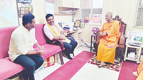  ನಗರದ ಶ್ರೀ ರಾಮಕೃಷ್ಣ ಆಶ್ರಮಕ್ಕೆ ಭೇಟಿ ನೀಡಿ ಬಿಜೆಪಿ ರಾಜ್ಯಾಧ್ಯಕ್ಷ ಬಿ.ವೈ.ವಿಜಯೇಂದ್ರ ಅವರು ಸ್ವಾಮಿ ಮುಕ್ತಿದಾನಂದ ಮಹಾರಾಜ್ ಆಶೀರ್ವಾದ ಪಡೆದರು. ಪ್ರೀತಗೌಡ, ಹರ್ಷವರ್ಧನ್, ಎಲ್.ನಾಗೇಂದ್ರ ಇನ್ನಿತರರಿದ್ದರು.