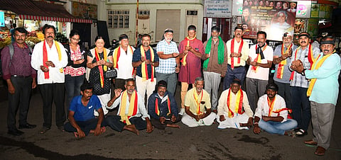 ಮೈಸೂರು ಕನ್ನಡ ವೇದಿಕೆಯ ವತಿಯಿಂದ ಗುರುವಾರ ನಗರದ ಅಗ್ರಹಾರ ವೃತ್ತದಲ್ಲಿ ಮೇಣದ ಬತ್ತಿ ಬೆಳಗುವ ಮೂಲಕ ಪ್ರತಿಭಟನೆ ಮಾಡಲಾಯಿತು.
