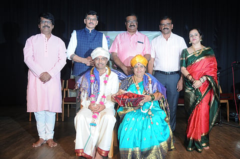ನಗರದ ಕಿರು ರಂಗಮಂದಿರದಲ್ಲಿ ಬುಧವಾರ ಆಯೋಜಿಸಿದ್ದ ಧ್ವನಿ ಸ್ಕೂಲ್ ಆಫ್ ಮ್ಯೂಸಿಕ್ ಸಂಸ್ಥೆಯ ವಾರ್ಷಿಕೋತ್ಸವದಲ್ಲಿ ಕಲಾವಿದ ರಮೇಶ್ ಕುಮಾರ್ ದಂಪತಿಯನ್ನು ಸನ್ಮಾನಿಸಲಾಯಿತು. ನಾಗರಾಜ್ ವಿ.ಬೈರಿ, ಎಂ.ಆರ್.ಸತ್ಯನಾರಾಯಣ, ಜಯಪ್ಪ ಹೊನ್ನಾಳ್ಳಿ, ಡಾ ಎಂ.ಡಿ.ಸುದರ್ಶನ್, ರಶ್ಮಿಚಿಕ್ಕಮಗಳೂರು ಇದ್ದರು.