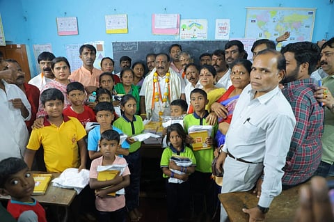 ಮಂಜುನಾಥಪುರ ಸರ್ಕಾರಿ ಶಾಲೆಯಲ್ಲಿ ವಿದ್ಯಾರ್ಥಿಗಳಿಗೆ ಶಾಸಕ ಕೆ.ಹರೀಶ್ ಗೌಡ ನೋಟ್‌ಬುಕ್ ಮತ್ತು ಪೆನ್‌ಗಳನ್ನು ವಿತರಿಸಿದರು. ಡಿ.ನಾಗಭೂಷಣ್, ರವಿ ಮಂಚೇಗೌಡನಕೊಪ್ಪಲು, ದಿನೇಶ್‌ಗೌಡ ಇತರರಿದ್ದರು.