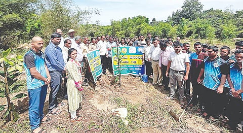  ವನ ಮಹೋತ್ಸವದ ಅಂಗವಾಗಿ ಸಸಿ ನೆಡುವ ಕಾರ್ಯಕ್ರಮಕ್ಕೆ ಡಾ.ಜಿ.ಎಂ.ದೇವಗಿರಿ ಅವರು ಸಸಿ ನೆಟ್ಟು ಚಾಲನೆ ನೀಡಿದರು. ನಿವೇದಿತಾ, ವಿಜಯ್‌ಕುಮಾರ್ ಇತರರಿದ್ದರು.
