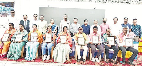  ಅರಕಲಗೂಡು ತಾಲೂಕಿನ ರಾಮನಾಥಪುರದಲ್ಲಿ ಆಯೋಜಿಸಿದ್ದ ಶಿಕ್ಷಕರ ದಿನಾಚರಣೆ ಕಾರ್ಯಕ್ರಮದಲ್ಲಿ ಪ್ರತಿಭಾವಂತ ವಿದ್ಯಾರ್ಥಿಗಳು ಮತ್ತು ಪಾಲಕರನ್ನು ಸನ್ಮಾನಿಸಲಾಯಿತು. ಡಾ. ಕೆ.ಜೆ. ಕವಿತಾ, ಶಿವರಾಮೇಗೌಡ, ಸಾಕಿಬ್ ಉರ್ ರೆಹಮಾನ್, ಕೆ.ಪಿ. ನಾರಾಯಣ ಇತರರಿದ್ದರು.