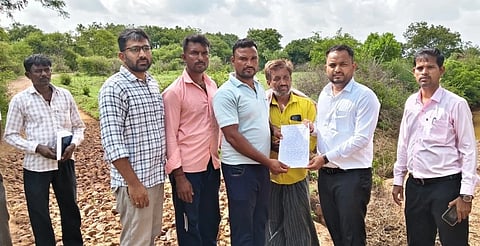 ಮಳೆಯಿಂದಾದ ಹಾನಿಗೆ ಸೂಕ್ತ ಪರಿಹಾರ ವಿತರಿಸುವಂತೆ ಆಗ್ರಹಿಸಿ ರೈತರು ಮಲ್ಲಮ್ಮನ ಬೆಳವಡಿ ಗ್ರಾಮದ ಹೊಲಗಳಿಗೆ ಭೇಟಿ ನೀಡಿದ ತಹಸೀಲ್ದಾರ್ ಸದಾಶಿವ ಮಕ್ಕೊಜಿಗೆ ಮನವಿ ಸಲ್ಲಿಸಿದರು. ವೀರೇಶ ಪಾಟೀಲ, ರವಿ ಸಿದ್ದಣ್ಣವರ, ಯಲ್ಲಪ್ಪ ಜಕಾತಿ ಇತರರಿದ್ದರು.