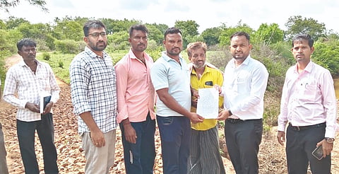 ಮಳೆಯಿಂದಾದ ಹಾನಿಗೆ ಸೂಕ್ತ ಪರಿಹಾರ ವಿತರಿಸುವಂತೆ ಆಗ್ರಹಿಸಿ ರೈತರು ಗ್ರಾಮದ ಹೊಲಗಳಿಗೆ ಭೇಟಿ ನೀಡಿದ ತಹಸೀಲ್ದಾರ್ ಸದಾಶಿವ ಮಕ್ಕೋಜಿಗೆ ಮನವಿ ಸಲ್ಲಿಸಿದರು. ವೀರೇಶ ಪಾಟೀಲ, ರವಿ ಸಿದ್ದಣ್ಣವರ, ಯಲ್ಲಪ್ಪ ಜಕಾತಿ ಇತರರಿದ್ದರು.