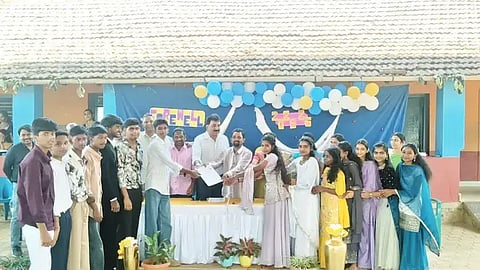 ಬಾಳೆಹೊನ್ನೂರಿನ ಸರ್ಕಾರಿ ಪ್ರೌಢಶಾಲೆಯಲ್ಲಿ ನಡೆದ ಕಾರ್ಯಕ್ರಮದಲ್ಲಿ ಎಸ್ಸೆಸ್ಸೆಲ್ಸಿ ವಿದ್ಯಾರ್ಥಿಗಳಿಗೆ ಪರೀಕ್ಷಾ ಪ್ರವೇಶ ಪತ್ರಗಳನ್ನು ವಿತರಿಸಲಾಯಿತು. ಎಂ.ಜೆ.ಮಹೇಶ್, ಓ.ಡಿ.ಸ್ಟೀನ್, ಮಾಲತಿ, ವೆಂಕಟೇಶ್, ಪ್ರೇಮಾ, ಮಂಜುಳಾ  ಇದ್ದರು. 