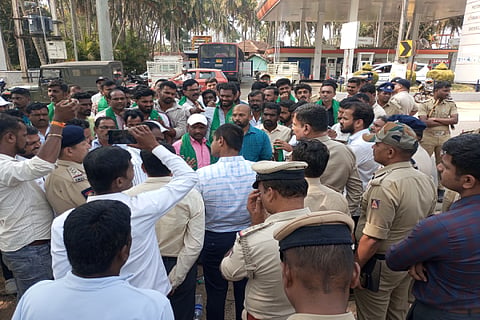 ಹ್ಯಾರಂಬಿ ಪುರದಲ್ಲಿ ಕಾಡಾನೆ ದಾಳಿಗೆ ಕಾರ್ಮಿಕ ಬಲಿಯಾದ ಹಿನ್ನೆಲೆಯಲ್ಲಿ ಅರಣ್ಯ ಇಲಾಖೆ ಎದುರು ರೈತ ಮತ್ತು ನಾಗರಿಕ ಹಿತರಕ್ಷಣಾ ವೇದಿಕೆ ಸದಸ್ಯರು ಪ್ರತಿಭಟನೆ ನಡೆಸಿದರು. 