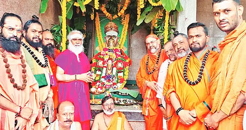 ಬಾಳೆಹೊನ್ನೂರು ರಂಭಾಪುರಿ ಪೀಠದಲ್ಲಿ ಶ್ರೀ ರಂಭಾಪುರಿ ಶಿವಾನಂದ ಜಗದ್ಗುರುಗಳ 80ನೇ ವರ್ಷದ ಪುಣ್ಯ ಸ್ಮರಣೋತ್ಸವದ ಅಂಗವಾಗಿ ಶ್ರೀ ಶಿವಾನಂದ ಜಗದ್ಗುರುಗಳ ಗದ್ದುಗೆಗೆ ಶ್ರೀ ರಂಭಾಪುರಿ ಜಗದ್ಗುರುಗಳ ಸಾನ್ನಿಧ್ಯದಲ್ಲಿ ವಿಶೇಷ ಪೂಜೆ ನಡೆಯಿತು. 