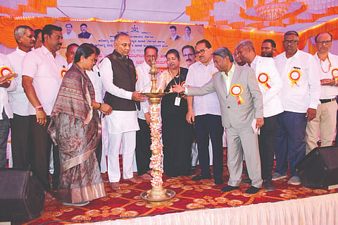 ಬೈಲಹೊಂಗಲ ನಗರದಲ್ಲಿ ಸಾರ್ವಜನಿಕ ಆಸ್ಪತ್ರೆಯಲ್ಲಿ 50 ಹಾಸಿಗೆಗಳ ತೀವ್ರ ನಿಗಾ ಟಕ ನಿರ್ಮಾಣ ಕಾಮಗಾರಿಗೆ ಸಚಿವ ದಿನೇಶ ಗುಂಡೂರಾವ್​ ಶಂಕುಸ್ಥಾಪನೆ ನೆರವೇರಿಸಿದರು. ಶಾಸಕರಾದ ಮಹಾಂತೇಶ ಕೌಜಲಗಿ, ಬಾಬಾಸಾಹೇಬ ಪಾಟೀಲ, ಗಣಪತಿ ಭಟ್ಟರು, ವಿನಯ ನಾವಲಗಟ್ಟಿ, ಸುನೀಲ ಹನುಮಣ್ಣವರ, ಹನುಮಂತ ಶಿರಹಟ್ಟಿ ಇತರರಿದ್ದರು.