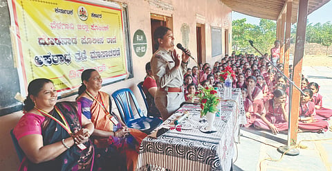 ದೊಡವಾಡ ಎಸ್​ವಿಜಿ ಪ್ರೌಢಶಾಲೆಯಲ್ಲಿ ನಡೆದ ಕಾನೂನು ಅರಿವು ಕಾರ್ಯಕ್ರಮದಲ್ಲಿ ಪಿಎಸ್​ಐ ಸುಮಾ ಗೋರಾಬಾಳ ಮಾತನಾಡಿದರು. ಮುಖ್ಯ ಶಿಕಿ ಬಿ.ಆರ್​.ಹುತಮಲ್ಲನವರ, ಕೆ.ಬಿ.ಕಡೆಮನಿ, ಎಂ.ಸಿ.ಸಂಗೊಳ್ಳಿ ಇತರರಿದ್ದರು.