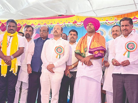 ನಯಾನಗರದ ಶ್ರೀ ಸುಖದೇವಾನಂದ ಮಹಾಶಿವಯೋಗೀಶ್ವರ ಜಾತ್ರಾ ಮಹೋತ್ಸವ ಅಂಗವಾಗಿ ಹಮ್ಮಿಕೊಂಡಿದ್ದ ಉಚಿತ ಸಾಮೂಹಿಕ ವಿವಾಹ ಕಾರ್ಯಕ್ರಮದಲ್ಲಿ ಅಭಿನವಸಿದ್ದಲಿಂಗ ಸ್ವಾಮೀಜಿ, ಡಾ.ಯತೀಂದ್ರ ಸಿದ್ದರಾಮಯ್ಯ, ಜಿ.ಎಸ್​.ಸಂಗ್ರೇಶಿ, ಶಂಕರ ಮಾಡಲಗಿ ಇತರರು ಇದ್ದರು.