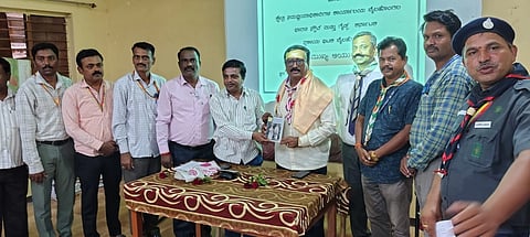 ಬೈಲಹೊಂಗಲದಲ್ಲಿ ಹಮ್ಮಿಕೊಂಡಿದ್ದ ಸ್ಕೌಟ್ಸ್ ಮತ್ತು ಗೈಡ್ಸ್ ಪ್ರಗತಿ ಪರಿಶೀಲನಾ ಸಭೆಯಲ್ಲಿ ಸ್ಕೌಟ್ಸ್ ಮತ್ತು ಗೈಡ್ಸ್ ಜಿಲ್ಲಾ ಮುಖ್ಯ ಆಯುಕ್ತ ಗಜಾನನ ಮನ್ನಿಕೇರಿ ಅವರನ್ನು ಸನ್ಮಾನಿಸಲಾಯಿತು. ರವಿ ಹಿರೇಮಠ, ಎಸ್.ಎಸ್.ಕಾಂಬಳೆ, ಎಂ.ಸಿ.ಬಿರಾದಾರ, ಎಸ್.ಎಸ್.ಶಿವನಾಯಕರ ಇತರರಿದ್ದರು.