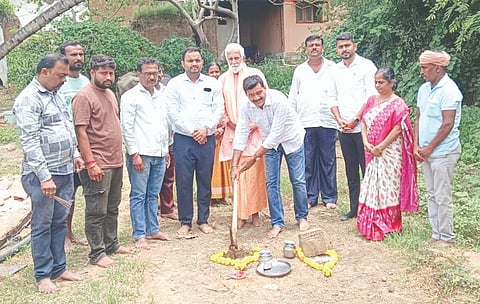 ಅಮಟೂರ ಗ್ರಾಮದಲ್ಲಿ ಸಾಂಸತಿಕ ಭವನ ನಿರ್ಮಾಣಕ್ಕೆ ಗುರು ಮೆಟಗುಡ್ಡ ಚಾಲನೆ ನೀಡಿದರು. ಸದಾಶಿವ ಮಾಕೋಜಿ, ಶಶಿಕಲಾ ಅನಿಗೊಳ, ಲಕ್ಕಪ್ಪ ಕಾರಗಿ, ಸೋಮಪ್ಪ ಈಟಿ ಇತರರಿದ್ದರು.