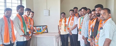 ಬೈಲಹೊಂಗಲದಲ್ಲಿ ಹಮ್ಮಿಕೊಂಡಿದ್ದ ಸಂಟನಾ ಸಭೆಯಲ್ಲಿ ಮಾಜಿ ಶಾಸಕ ಡಾ.ವಿಶ್ವನಾಥ ಪಾಟೀಲ, ಸುಭಾಸ ತುರಮರಿ, ಈರಣ್ಣ ಅಂಗಡಿ, ಮಹಾಂತೇಶ ಚಿನ್ನಪ್ಪಗೌಡ್ರ ಇತರರಿದ್ದರು.
