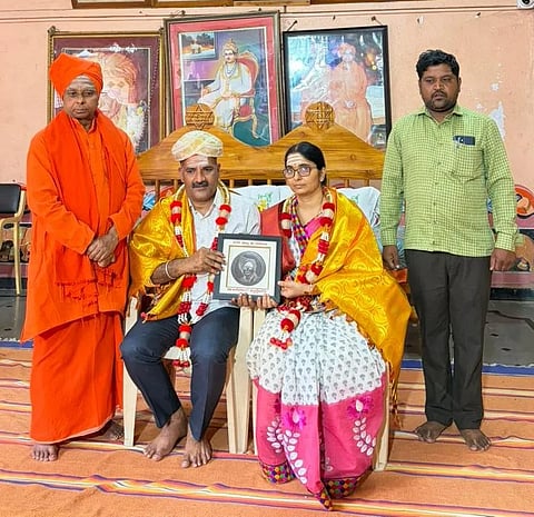 ಭಾಲ್ಕಿಯ ಹಿರೇಮಠ ಸಂಸ್ಥಾನದಲ್ಲಿ ಲೋಕಾಯುಕ್ತ ಇಲಾಖೆಗೆ ವರ್ಗಾವಣೆಗೊಂಡ ಡಿವೈಎಸ್ಪಿ ಶಿವಾನಂದ ಪವಾಡಶೆಟ್ಟಿ ದಂಪತಿಗಳನ್ನು ನಾಡೋಜ ಶ್ರೀ ಡಾ.ಬಸವಲಿಂಗ ಪಟ್ಟದ್ದೇವರು ಸನ್ಮಾನಿಸಿ, ಆಶೀರ್ವದಿಸಿದರು.