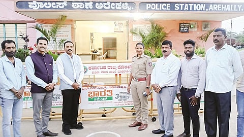  ಅರೇಹಳ್ಳಿ ಪೊಲೀಸ್ ಠಾಣೆಗೆ ಎಸ್.ಎಸ್.ಸ್ಟೀಲ್ ಸಂಸ್ಥೆಯಿಂದ ಬ್ಯಾರಿಕೇಡ್‌ಗಳನ್ನು ಹಸ್ತಾಂತರಿಸಲಾಯಿತು.