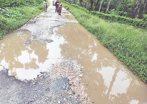 ಬೇಲೂರು ತಾಲೂಕಿನ ಕೀತೂರು-ಕುಡುಮನಹಳ್ಳಿ-ಮಗೇಹಳ್ಳಿ ಗ್ರಾಮಕ್ಕೆ ತೆರಳುವ  ರಸ್ತೆ ಸಂಪೂರ್ಣ ಗುಂಡಿ ಬಿದ್ದು ಹಾಳಾಗಿರುವುದು. 