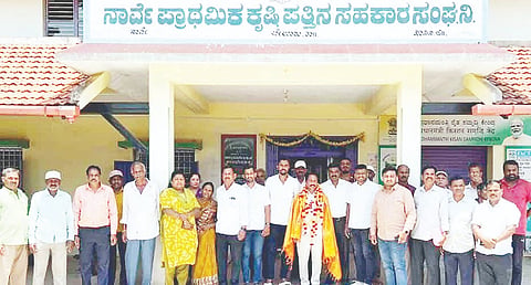 ನಾರ್ವೆ ಕೃಷಿ ಪತ್ತಿನ ಸಹಕಾರ ಸಂಘದ ನೂತನ ಅಧ್ಯಕ್ಷರಾಗಿ ಆಯ್ಕೆಯಾದ ಎಸ್.ವಿ.ದೇವರಾಜ್ ಅವರನ್ನು ಮುಖಂಡರು ಅಭಿನಂದಿಸಿದರು. ಮಧುಕುಮಾರ್, ಕೃಷ್ಣೇಗೌಡ, ಸೋಮಯ್ಯ ಇತರರು ಇದ್ದರು.