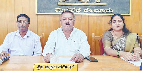 ಪುರಸಭೆಯ ವೇಲಾಪುರಿ ಸಭಾಂಗಣದಲ್ಲಿ ಕರೆಯಲಾಗಿದ್ದ ವಿಶೇಷ ಸಭೆಯಲ್ಲಿ ಅಧ್ಯಕ್ಷ ಅಕ್ರಂ ಷರೀಫ್ ಮಾತನಾಡಿದರು. ಬಸವರಾಜು ಸಿಗ್ಗಾವಿ, ಉಷಾ ಸತೀಶ್ ಇದ್ದರು.