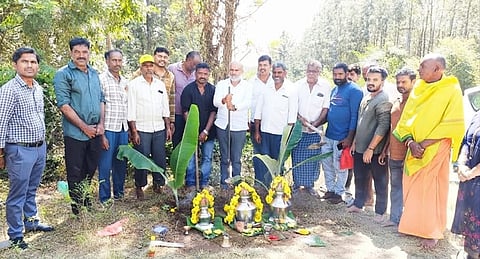 ತಾಲೂಕಿನ ಹಳೆ ಉತ್ಪತ್ತನಹಳ್ಳಿಯ ಮಾರುತಿ ನಗರ ರಸ್ತೆ ಅಭಿವೃದ್ಧಿ ಕಾಮಗಾರಿಗೆ ಗ್ರಾಮಸ್ಥರ ಸಮ್ಮುಖದಲ್ಲಿ ಶಾಸಕ ಎಚ್.ಕೆ.ಸುರೇಶ್ ಭೂಮಿಪೂಜೆ ನೆರವೇರಿಸಿದರು. ನಾಗರಾಜು, ಮಂಜುನಾಥ್, ರವಿ ಇತರರು ಇದ್ದರು. 