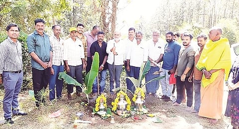 ಹಳೆ ಉತ್ಪತ್ತನಹಳ್ಳಿಯ ಮಾರುತಿ ನಗರ ರಸ್ತೆ ಅಭಿವೃದ್ಧಿ ಕಾಮಗಾರಿಗೆ ಶಾಸಕ ಎಚ್.ಕೆ.ಸುರೇಶ್ ಭೂಮಿಪೂಜೆ ನೆರವೇರಿಸಿದರು. ಪುಟ್ಟರಾಜು, ನಾಗರಾಜು, ಮಂಜುನಾಥ್, ರವಿ ಇತರರಿದ್ದರು.