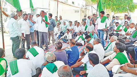 ಬೇಲೂರು ಸೆಸ್ಕ್ ಕಚೇರಿ ಎದುರು ರೈತ ಸಂಘದ ಕಾರ್ಯಕರ್ತರು ಪ್ರತಿಭಟನೆ ನಡೆಸಿದರು.