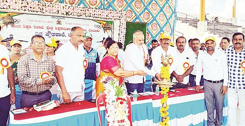 ವಿವಿಧ ಕ್ರೀಡಾಕೂಟದಲ್ಲಿ ವಿಜೇತರಾದವರಿಗೆ ಶಾಸಕ ಎಚ್.ಕೆ.ಸುರೇಶ್ ಬೇಲೂರು ಸಮೀಪದ ಹೊಯ್ಸಳ ಕ್ರೀಡಾಂಗಣದಲ್ಲಿ ಆಯೋಜಿಸಿದ್ದ ಕಾರ್ಯಕ್ರಮದಲ್ಲಿ ಪ್ರಶಸ್ತಿ ಪತ್ರ ಹಾಗೂ ಬಹುಮಾನ ವಿತರಿಸಿದರು. ಭಾಗ್ಯಮ್ಮ, ಜಯಣ್ಣಗೌಡ, ಧರ್ಮಪ್ಪ, ಸಿ.ಎಸ್.ಪ್ರಕಾಶ್, ಗೀತಾ, ಜಗದೀಶ್, ಮಂಜುನಾಥ್ ಇತರರಿದ್ದರು.