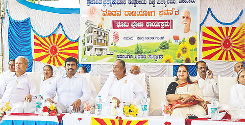 ಬೇಲೂರಿನಲ್ಲಿ ಆಯೋಜಿಸಿದ್ದ ರಾಜಯೋಗ ಭವನ ನಿರ್ಮಾಣದ ಭೂಮಿಪೂಜೆ ಕಾರ್ಯಕ್ರಮದಲ್ಲಿ ಗಣ್ಯರು ಭಾಗವಹಿಸಿದ್ದರು.