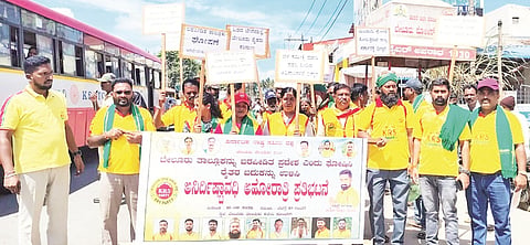  ಕರ್ನಾಟಕ ರಾಷ್ಟ್ರ ಸಮಿತಿ ಪಕ್ಷದ ಕಾರ್ಯಕರ್ತರು ಬೇಲೂರು ತಾಲೂಕು ಕಚೇರಿ ಮುಂದೆ ಅನಿರ್ದಿಷ್ಟಾವಧಿ ಪ್ರತಿಭಟನಾ ಧರಣಿ ಆರಂಭಿಸಿದರು. ಅದೇಶ್, ದೇವರಾಜ್, ಹರ್ಷವರ್ಧನ್, ಸುನಿಲ್ ಬೆಳ್ಳೊಟ್ಟೆ, ರಿಯಾಜ್, ದೇವರಾಜ್, ಮನು, ಸುಷ್ಮಾ, ಆಶಾ, ಉಷಾ ಇದ್ದರು.