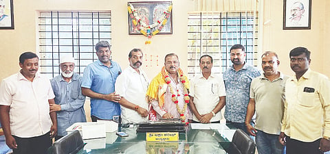 ಪುರಸಭೆ ಅಧ್ಯಕ್ಷರಾಗಿ ಆಯ್ಕೆಯಾದ ಅಕ್ರಂ ಷರೀಫ್ ಅವರನ್ನು ಜಯ ಕರ್ನಾಟಕ ಸಂಘಟನೆ ಪದಾಧಿಕಾರಿಗಳು ಸನ್ಮಾನಿಸಿದರು. ಎಸ್.ಎಂ.ರಾಜು, ಲಕ್ಷ್ಮಣ್, ವಸಂತ ಕುಮಾರ್, ಸತೀಶ್, ಪ್ರದೀಪ್ ಇದ್ದರು.