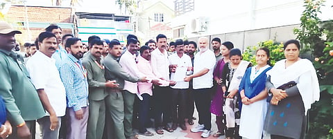 ಕರ್ನಾಟಕ ವಿದ್ಯುತ್ ಮಂಡಳಿ ನೌಕರರ ಒಕ್ಕೂಟದ ನೌಕರರು ಶಾಸಕ ಎಚ್.ಕೆ.ಸುರೆಶ್ ಅವರಿಗೆ ಮನವಿ ಸಲ್ಲಿಸಿದರು. ನವಾಜ್‌ಖಾನ್, ಜಗದೀಶ್, ರಾಘವೇಂದ್ರ, ಮಂಜುನಾಥ್, ಚಂದ್ರಶೇಖರ್, ಚಂದ್ರಕಲಾ, ಪಾಲಾಕ್ಷ, ದ್ವಾರಕನಾಥ್ ಇದ್ದರು.