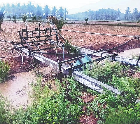 ಬೇಲೂರು ತಾಲೂಕಿನ ರಾಜನಶಿರಿಯೂರು ಗ್ರಾಮದಲ್ಲಿ ಬಿರುಗಾಳಿ ಸಹಿತ ಮಳೆಗೆ ವಿದ್ಯುತ್ ಟ್ರಾನ್ಸ್‌ಫಾರ್ಮರ್ ಧರೆಗುರುಳಿರುವುದು. ವಿದ್ಯುತ್ ಕಂಬಗಳು ರಸ್ತೆಯುದ್ದಕ್ಕೂ ಬಿದ್ದಿರುವುದು.