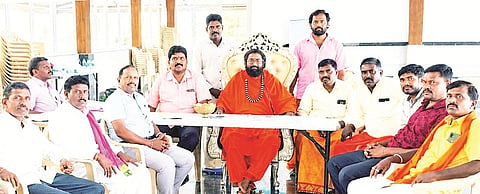  ಬೇಲೂರಿನಲ್ಲಿ ಆಯೋಜಿಸಿದ್ದ ಪೂರ್ವಭಾವಿ ಸಭೆಯಲ್ಲಿ ಚನ್ನಸಿದ್ದೇಶ್ವರ ಸ್ವಾಮೀಜಿ ಮಾತನಾಡಿದರು.