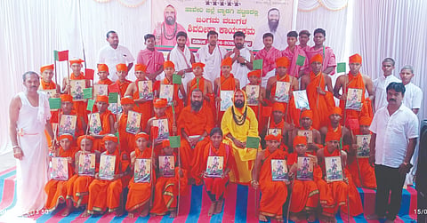 ಬ್ಯಾಡಗಿಯಲ್ಲಿ ಜರುಗಿದ ಜಂಗಮವಟುಗಳ ಶಿವದೀಕ್ಷಾ ಕಾರ್ಯಕ್ರಮದಲ್ಲಿ ದಿಂಡದಹಳ್ಳಿ ಪಂಚಮಠಾಧೀಶ ಷ.ಬ್ರ.ಪಶುಪತಿ ಶಿವಾಚಾರ್ಯರು ಸಾನ್ನಿಧ್ಯ ವಹಿಸಿದ್ದರು. ಪಂಚಾಚಾರ್ಯ ಯುವವೇದಿಕೆ ಅಧ್ಯಕ್ಷ ಶರಣಯ್ಯ ಬೂದಿಹಾಳಮಠ, ವರ್ತಕ ಮೃತ್ಯುಂಜಯ್ಯ ಹಿರೇಮಠ, ಗಿರೀಶ ಇಂಡಿಮಠ, ಕೆ.ಸಿ.ಸೊಪ್ಪಿನಮಠ, ರಾಜಶೇಖರ ಹಾಲೇವಾಡಿಮಠ, ವಿಜಯ ಕುದರಿಹಾಳಮಠ, ಶೇಖರಗೌಡ್ರ ಕರೇಗೌಡ್ರ ಇದ್ದರು. 