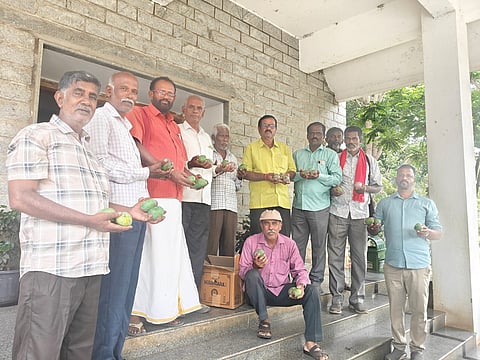 ಚಿಕ್ಕಬಳ್ಳಾಪುರ ಜಿಲ್ಲಾಡಳಿತ ಭವನ ಮುಂಭಾಗ ಮಾವಿನ ಹಣ್ಣುಗಳೊಂದಿಗೆ ಪ್ರತಿಭಟಿಸಿದ ರೈತರು 