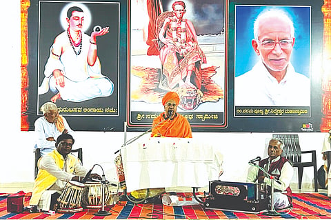 ಚಿಕ್ಕೋಡಿ ತಾಲೂಕಿನ ಯದ್ಯಾನವಾಡಿ ಗ್ರಾಮದ ಸಿದ್ಧಾರೂಢಮಠದ ಸಮುದಾಯ ಭವನದಲ್ಲಿ ಸಂಪಾದನಾ ಸ್ವಾಮೀಜಿ ಪ್ರವಚನ ನೀಡಿದರು. ಎಸ್.ಎ.ಪಾಟೀಲ, ಅಲಿಸಾಬ್ ಬಹುರೂಪಿ, ಕಾಳಪ್ಪ ಬಡಿಗೇರ ಇದ್ದರು.