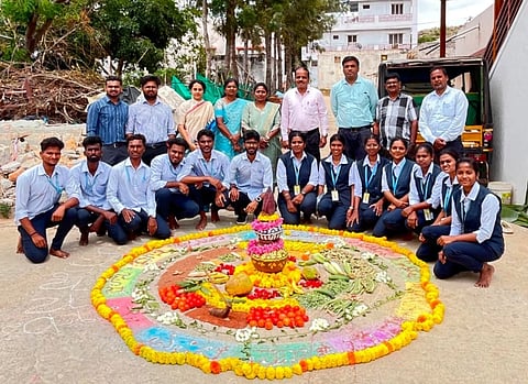 ಚಿಂತಾಮಣಿ ತಾಲೂಕಿನ ಕುರುಬೂರು ರೇಷ್ಮೆ ಕೃಷಿ ಕಾಲೇಜು ವಿದ್ಯಾರ್ಥಿಗಳು ತಾಲೂಕಿನ ದೊಡ್ಡಹಳ್ಳಿಯಲ್ಲಿ ಹಮ್ಮಿಕೊಂಡಿದ್ದ ಗ್ರಾಮೀಣ ಸಹ ಭಾಗಿತ್ವ ಮೌಲ್ಯಮಾಪನ ಕಾರ್ಯಕ್ರಮದ ಅಂಗವಾಗಿ ಗ್ರಾಮದ ವಿವಿಧ ಋತುಗಳಲ್ಲಿ ಬೆಳೆಯುವ ಬೆಳೆಗಳ ಬಗ್ಗೆ ನೆ ತಯಾರಿಸಿರುವುದು. 