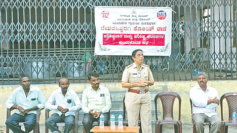 ದೇವರಹಿಪ್ಪರಗಿ ತಾಲೂಕಿನ ಕಡ್ಲೇವಾಡ ಪಿಸಿಎಚ್ ಗ್ರಾಮದಲ್ಲಿ ಪಜಾ-ಪಪಂಗಳ ಕುಂದುಕೊರತೆ ಸಭೆಯಲ್ಲಿ ಪಿಎಸ್‌ಐ ಪ್ರೇಮಾ ಚೌರ  ಮಾತನಾಡಿದರು. ಸಾಯಿಕುಮಾರ ಬಿಸನಾಳ, ವಿಠಲ ದೇಗಿನಾಳ, ಬಾಲಚಂದ್ರ ಗುಡ್ಡಳ್ಳಿ, ನಬಿಸಾಬ್ ಮುಲ್ಲಾ, ಕಾಂತಪ್ಪ ಕನ್ನೊಳ್ಳಿ ಮತ್ತಿತರರಿದ್ದರು.