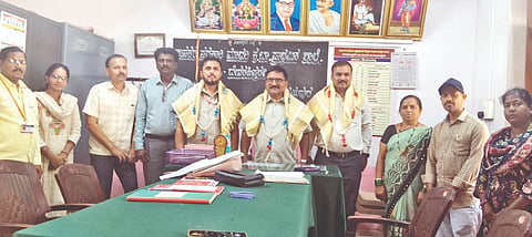  ದೇವರಹಿಪ್ಪರಗಿ ಸರ್ಕಾರಿ ಕನ್ನಡ ಹಿರಿಯ ಪ್ರಾಥಮಿಕ ಶಾಲೆಗೆ ಶಿಕ್ಷಣ ಇಲಾಖೆಯ ಮಿಂಚಿನ ಸಂಚಾರ ತಂಡ ಭೇಟಿ ನೀಡಿ, ಪರಿಶೀಲಿಸಿದ ನಂತರ ಅವರನ್ನು ಸನ್ಮಾನಿಸಲಾಯಿತು. ತಂಡದ ಮುಖ್ಯಸ್ಥ ರಾಘವೇಂದ್ರ ಹೊಸೂರ, ಪ್ರಕಾಶ ನಾಲತವಾಡ, ವಿಜಯಲಕ್ಷ್ಮೀ ನವಲಿ ಮತ್ತಿತರರಿದ್ದರು.