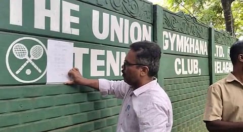 ಯೂನಿಯನ್ ಜಿಮಖಾನ್ ಕ್ಲಬ್ ಬಂದ್ ಮಾಡಿ ನೋಟಿಸ್ ಅಂಟಿಸಿದ ಸಿಬ್ಬಂದಿ. 