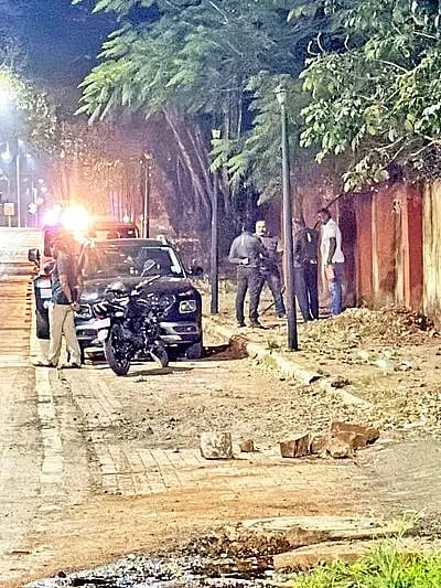 ಬೆಳಗಾವಿಯ ಕ್ಲಬ್ ರಸ್ತೆಯಲ್ಲಿ ರಾತ್ರಿ ನಿಗಾ ವಹಿಸಿರುವ ಅರಣ್ಯ ಇಲಾಖೆ ಸಿಬ್ಬಂದಿ.