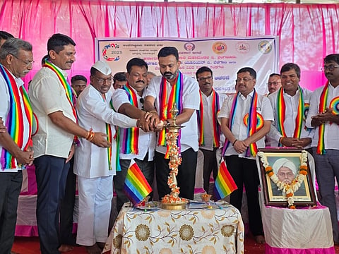 ಬೆಳಗಾವಿ ತಾಲೂಕಿನ ಹಿರೇಬಾಗೇವಾಡಿಯಲ್ಲಿ ಭಾನುವಾರ ಏರ್ಪಡಿಸಿದ್ದ ಸಹಕಾರ ಸಪ್ತಾಹವನ್ನು ಎಂಎಲ್​ಸಿ ಚನ್ನರಾಜ ಹಟ್ಟಿಹೊಳಿ ಉದ್ಘಾಟಿಸಿದರು. ಬಸಗೌಡ ಪಾಟೀಲ, ಶಂಕರಗೌಡ ಪಾಟೀಲ, ಶಿವನಗೌಡ ಪಾಟೀಲ, ಹಾಲಪ್ಪ ಜಗ್ಗಿನವರ ಇತರರಿದ್ದರು.