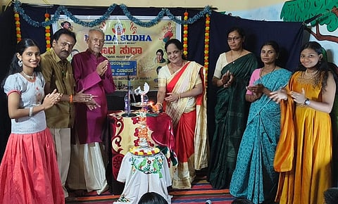 ಬೆಳಗಾವಿಯ ನಾಗಸುಧಾ ಸಂಗೀತ ಶಾಲೆಯಲ್ಲಿ ಭಾನುವಾರ ಏರ್ಪಡಿಸಿದ್ದ ಪ್ರತಿಭಾ ಪುರಸ್ಕಾರ ಕಾರ್ಯಕ್ರಮವನ್ನು ಲೇಖಕಿ ಆಶಾ ಯಮಕನಮರಡಿ ಉದ್ಘಾಟಿಸಿದರು. ಎಂ.ಎಸ್.ಸತ್ಯನಾರಾಯಣ, ಎಂ.ಜಿ.ರಾವ್, ಪೂರ್ಣಿಮಾ ಪತ್ತಾರ ಇತರರಿದ್ದರು.