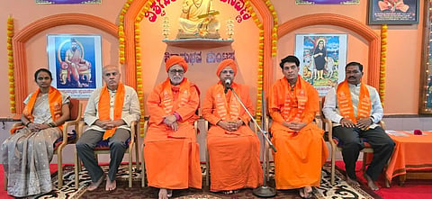 ಬೆಳಗಾವಿಯ ಕಾರಂಜಿಮಠದಲ್ಲಿ ಭಾನುವಾರ ಜರುಗಿದ ಮಾಸಿಕ ಶಿವಾನುಭವದಲ್ಲಿ ಡಾ. ಅಲ್ಲಮಪ್ರಭು ಸ್ವಾಮೀಜಿ ಮಾತನಾಡಿದರು.